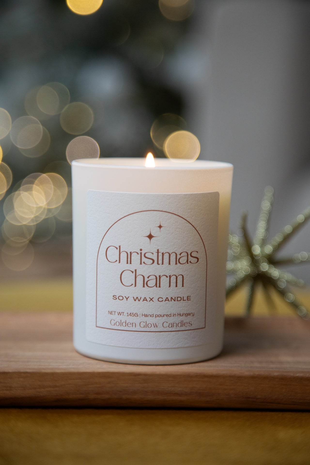 Christmas Charm szójaviasz gyertya, 145g kiszerelésben, elölnézet, meggyújtva