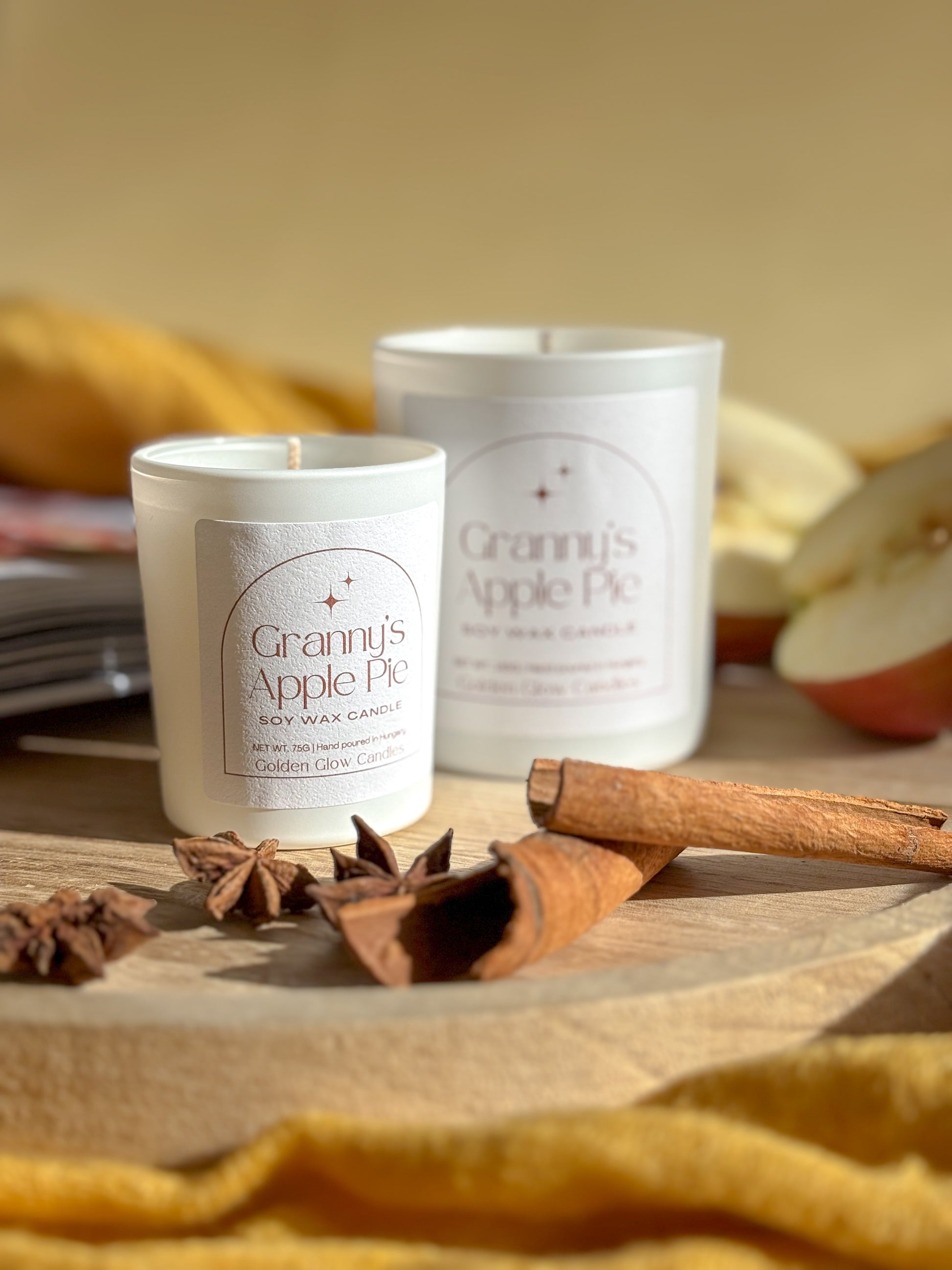 Granny's Apple Pie szójaviasz illatgyertya 145 g és 75 g kiszerelésben egymás mellett