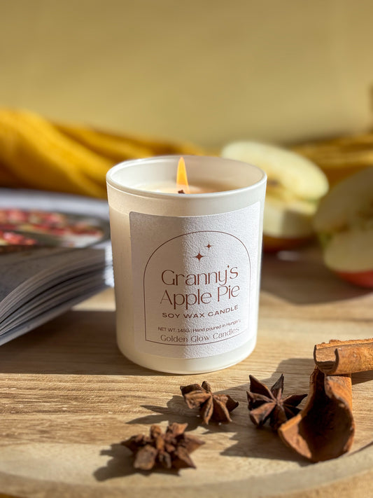 Granny's Apple Pie szójaviasz gyertya, kézzel öntött, vegán illatgyertya meggyújtva, elölnézetből