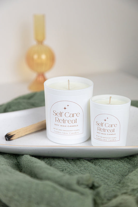 Self Care Retreat illatgyertya 145 g és 75 g kiszerelésben egymás mellett